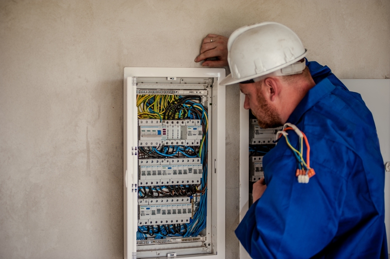 electricite-SEILLANS-min_electrician-2755683